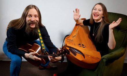 Aino & Miihkali säväytti monipuolisuudellaan Rääkkylän Kihaus Folk-festivaalilla